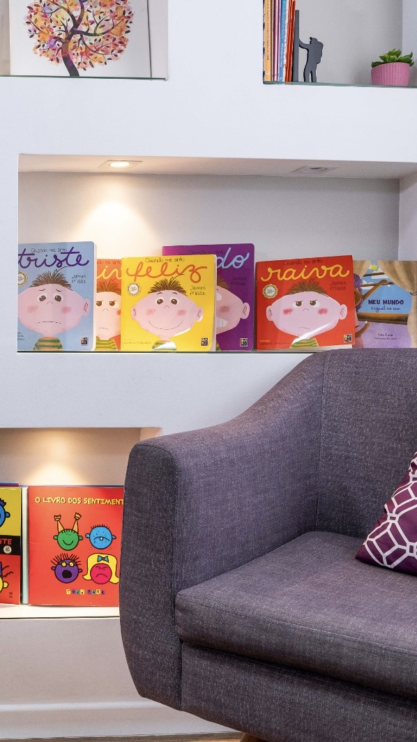Área de espera com livros infantis